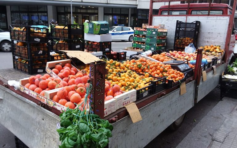 Cagliari, frutta e verdura vendute in strada, sequestrate e distrutte: non si possono donare