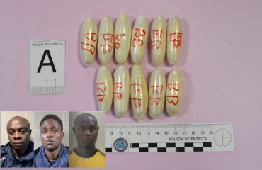 Ovuli di eroina sequestrati dalla Polizia: nel riquadro i tre arrestati