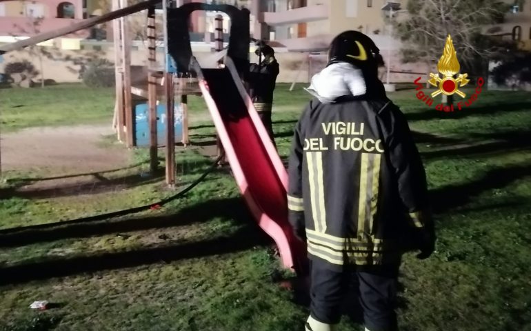 Quartu: a fuoco lo scivolo dei bambini nel parco