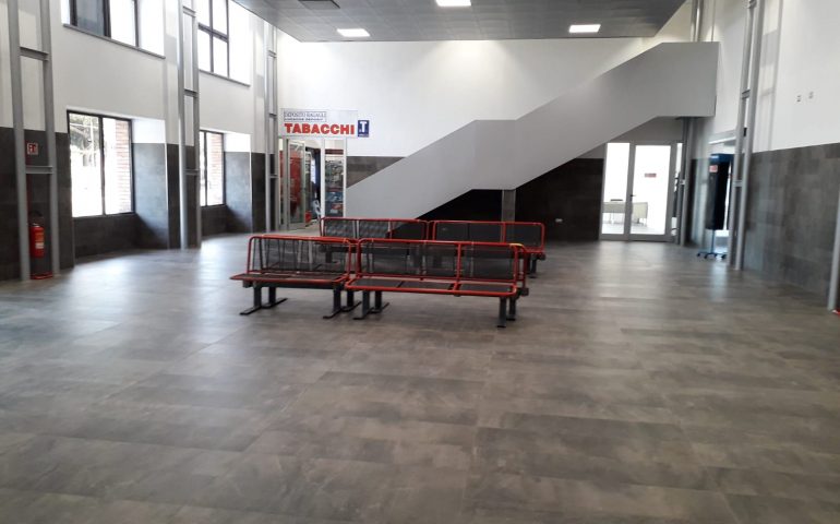 Stazione Arst: apre la sala d’attesa, i lavori non sono finiti, ma almeno i passeggeri aspettano al chiuso