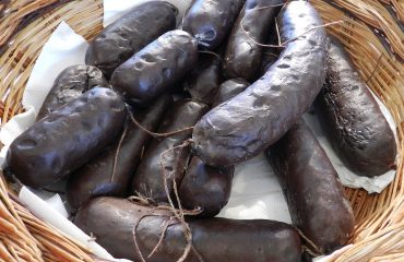 La ricetta Vistanet di oggi: “Sambini ‘e porcu”, il saguinaccio di maiale, antica tradizione della Sardegna