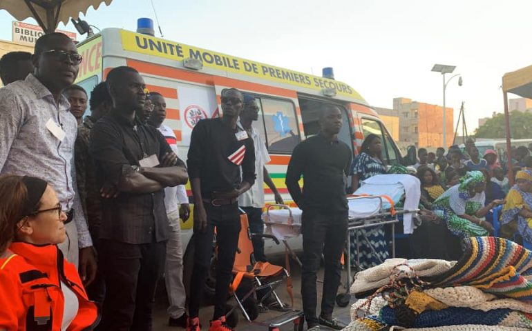 I Sardi Soccorso “Li aiutano a casa loro”: consegnata la prima ambulanza in Senegal