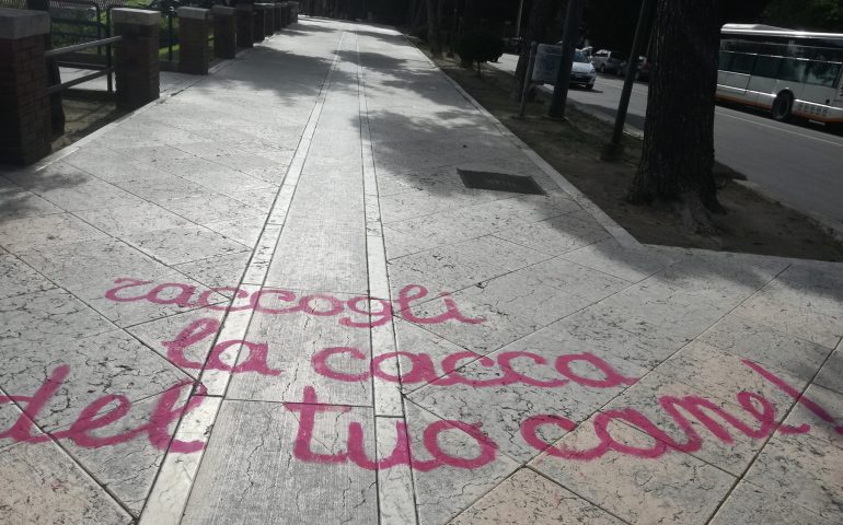 la scritta apparsa nel Terrapieno di Cagliari - Foto di Walter Rebel Carta