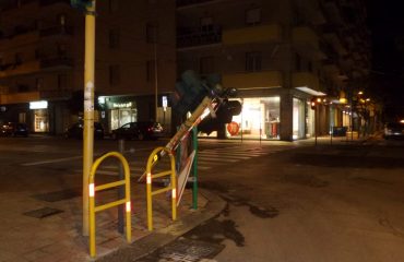 Semaforo abbattuto dal vento in via Dante