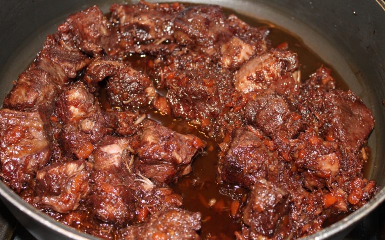 La ricetta Vistanet di oggi: spezzatino di cinghiale al Cannonau, piatto classico in Sardegna