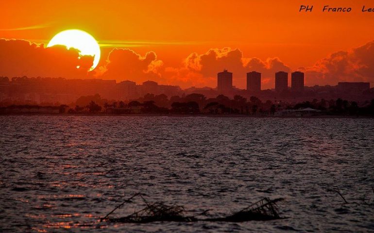 La foto. Tramonto sui palazzoni del Cep nello scatto di Franco Lecis