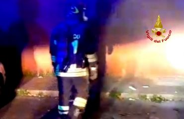 Incendi a Cagliari: in fiamme decine di bidoni della carta