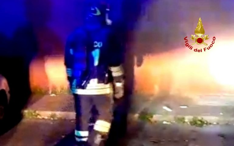 Incendi a Cagliari: in fiamme decine di bidoni della carta