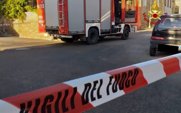 Paura a Villanovafranca per una perdita di gas in strada: evacuata la zona per sicurezza