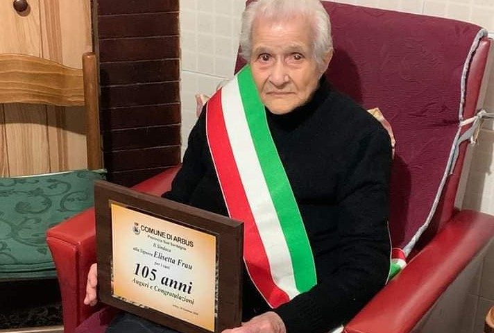 Nonnina da record ad Arbus: Zia Elisetta compie 105 anni e indossa la fascia da sindaco