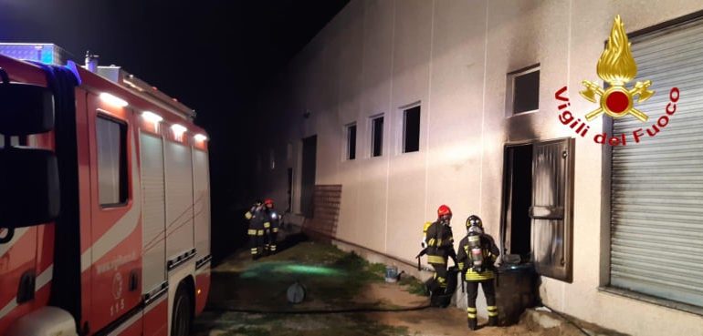 Siniscola, incendio doloso in un capannone