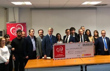 L'assegno donato da Conad al Brotzu