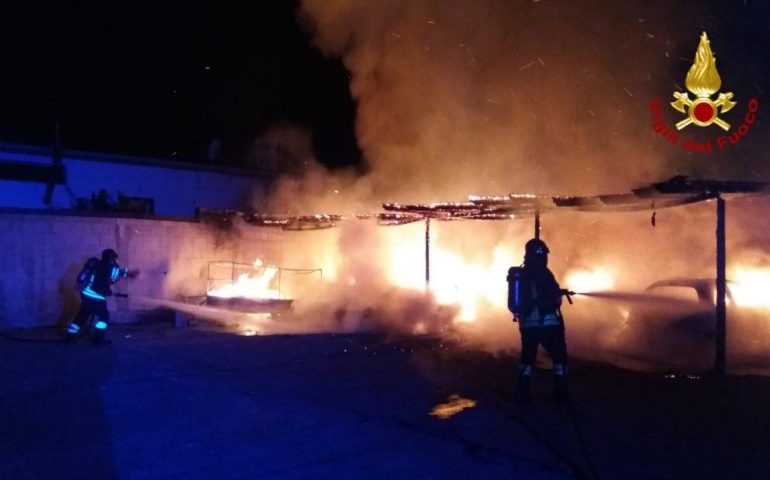 Assemini: a fuoco 4 auto nella notte in un parcheggio condominiale