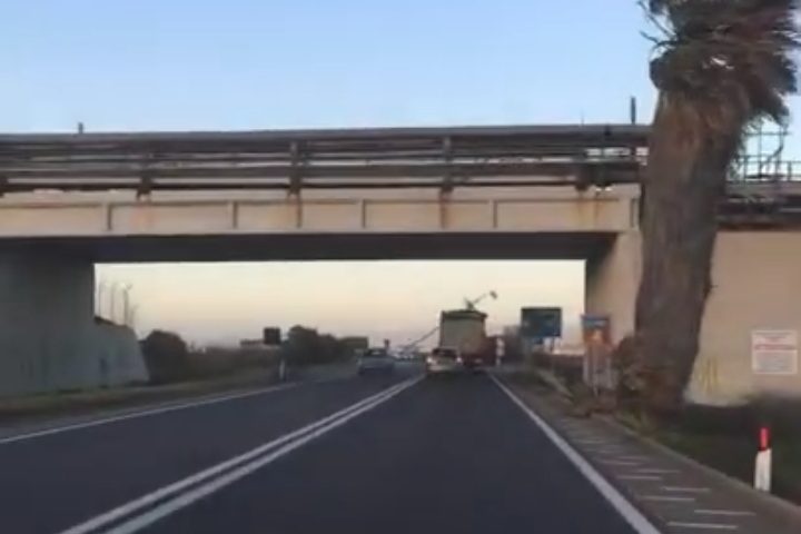 (Video) La caduta della torre del faro sulla 195, poteva essere una tragedia