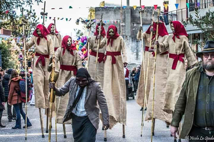 Guspini: si rinnova la tradizione, torna il carnevale dei trampolieri “Cambas de linna”