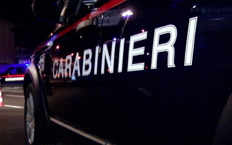 Olbia, ubriaco sfugge al posto di blocco, poi minaccia e spintona i Carabinieri: denunciato