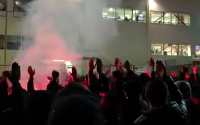 (video) Dura contestazione dei tifosi del Cagliari: cori e fumogeni fuori dalla Sardegna Arena