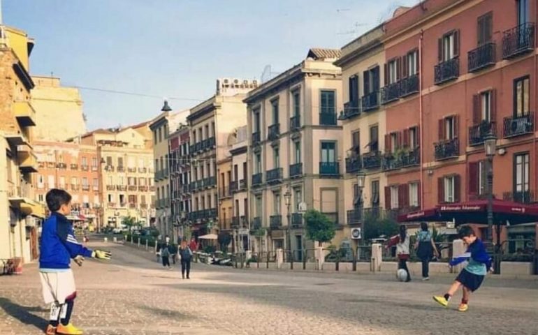 Corso Vittorio Emanuele II pedonale - Bambini giocano a pallone