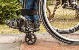 Un disabile in sedia a rotelle