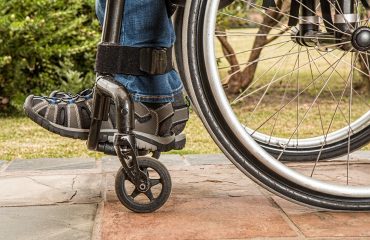 Un disabile in sedia a rotelle