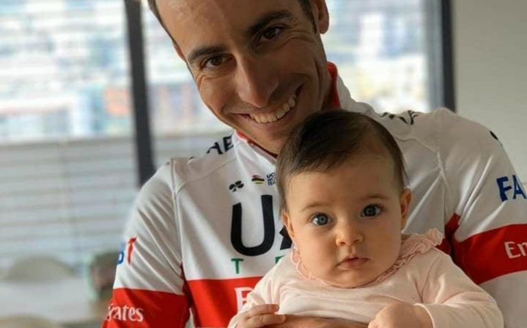 La foto. Fabio Aru presenta la figlia Ginevra