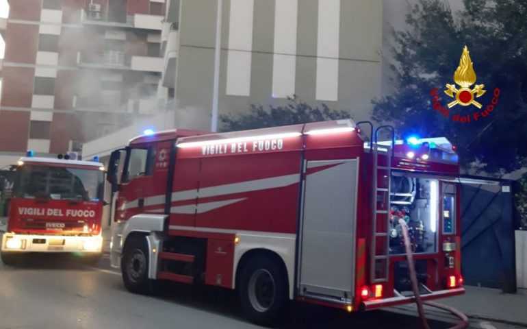 Cagliari, brucia un’autorimessa in via Carloforte vicino alle case