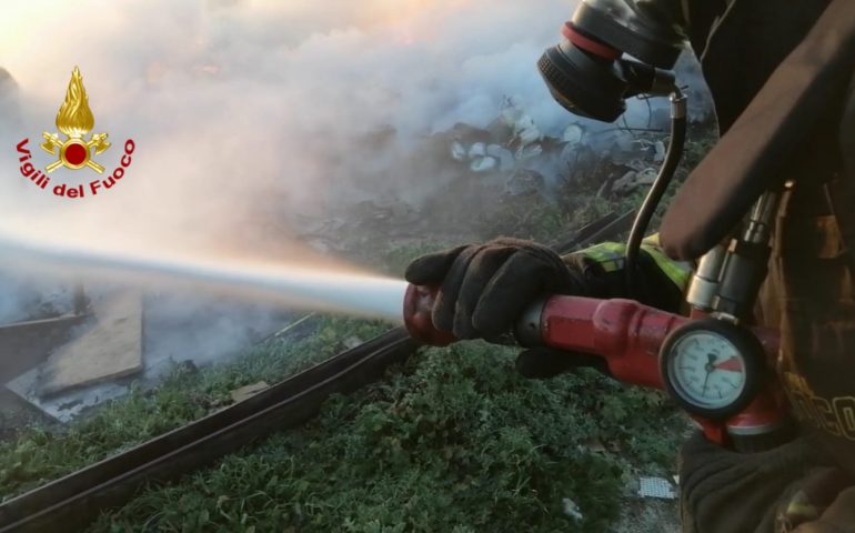 Vasto incendio di rifiuti nell’ex campo nomadi sulla 554, in azione i Vigili del Fuoco