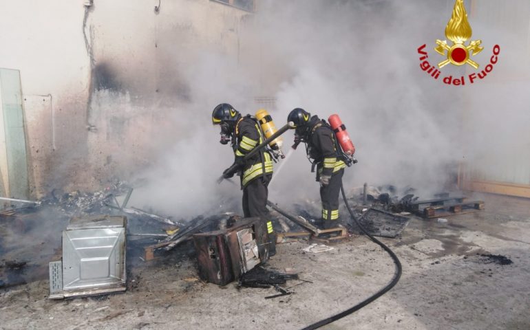 Selargius: incendio in un’ex azienda, indaga il nucleo Niat dei Vigili del Fuoco
