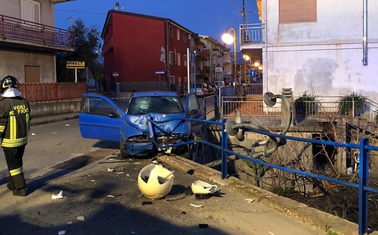 Auto si schianta su una ringhiera in pieno centro a Lotzorai: feriti trasportati in ospedale