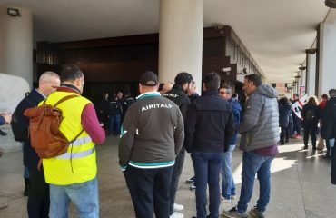 I lavoratori di Airitaly sotto il Consiglio Regionale in via Roma a Cagliari