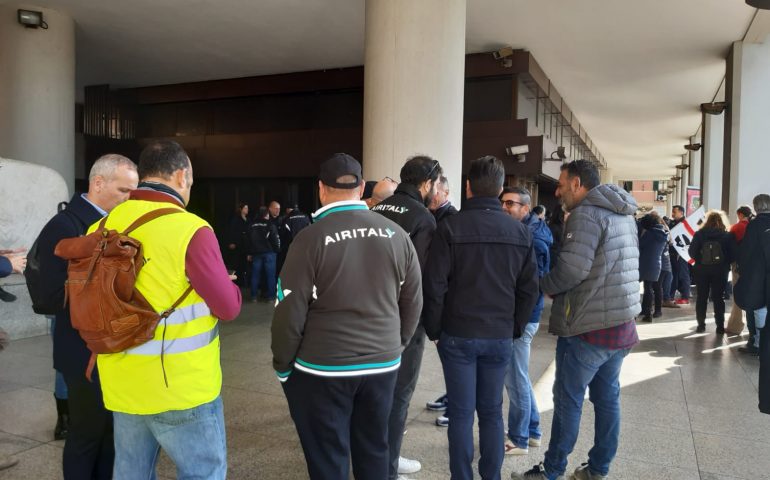 I lavoratori di Airitaly sotto il Consiglio Regionale in via Roma a Cagliari