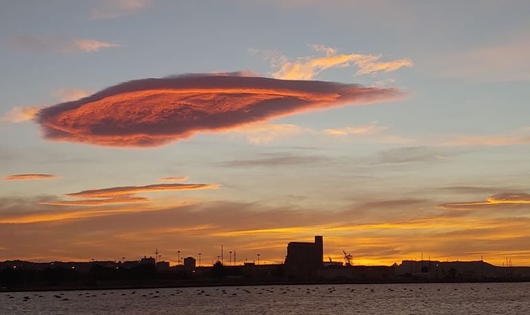 La foto. Una magnifica alba con nuvola lenticolare su Cagliari