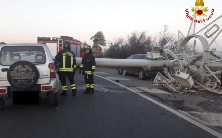 (VIDEO) Paura sulla 195: crolla per il forte vento la torre faro, traffico in tilt