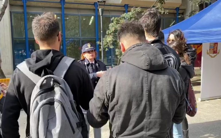 “…Questo non è amore”, a San Valentino il camper della Polizia contro la violenza di genere