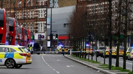 Nuovo attacco terroristico a Londra: uomo accoltella alcuni passanti