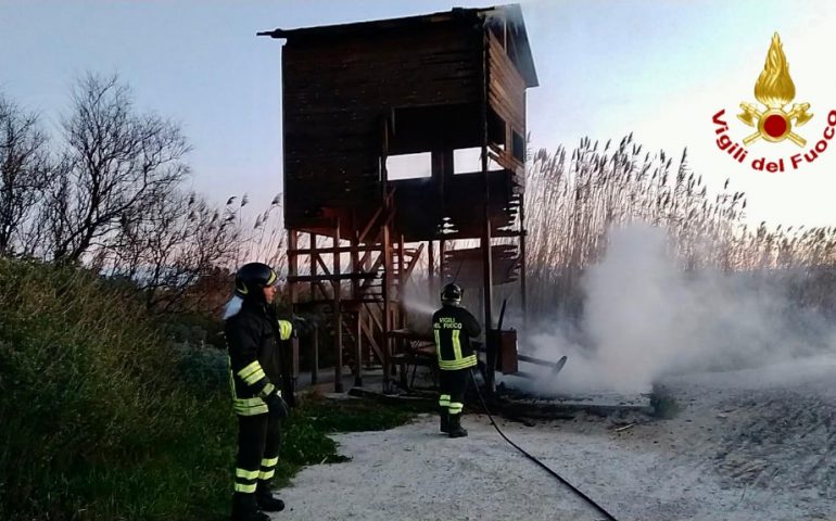 Incendio a Molentargius: in fiamme torretta di avvistamento faunistico