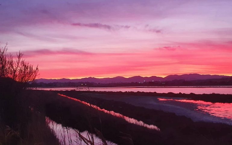 La foto: tutte le sfumature del viola per questo spettacolare tramonto sulle saline