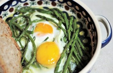 La ricetta Vistanet di oggi: uova fritte con asparagi selvatici