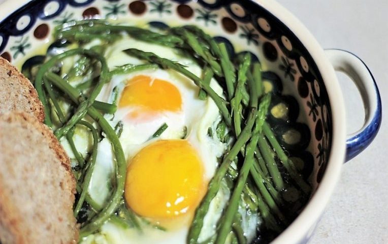 La ricetta Vistanet di oggi: uova fritte con asparagi selvatici