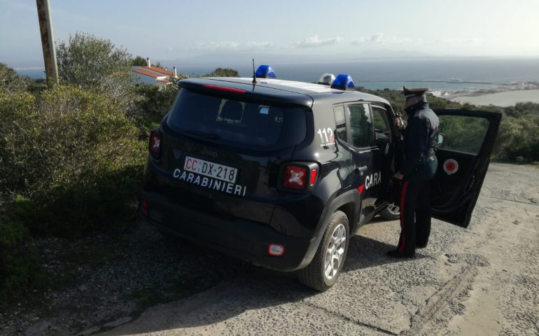 Carloforte, calci e pugni al marito davanti alle bambine: denunciata una donna