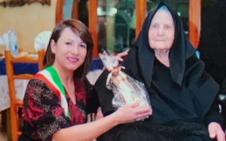 La Sardegna dei centenari: in Ogliastra zia Bonaria Secci soffia sulle cento candeline