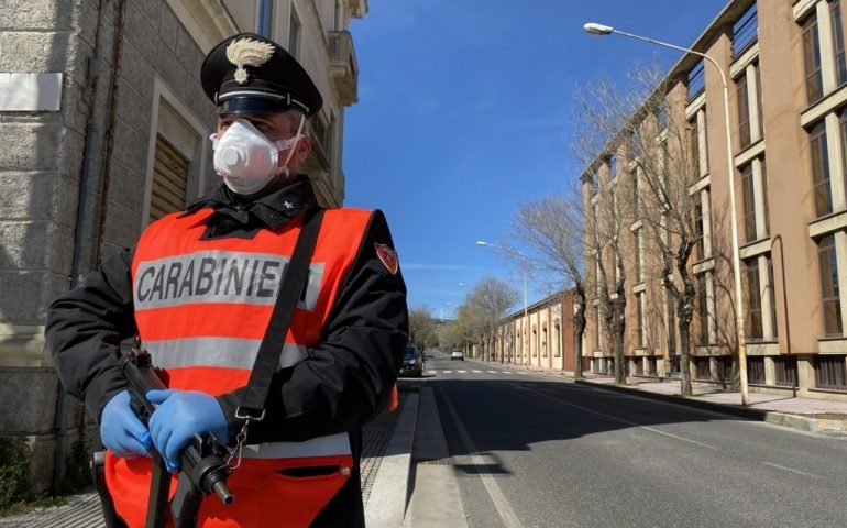 Nuoro, emergenza da Covid-19, scattano le denunce. Persone a spasso, in gruppo e a bere nei circoli