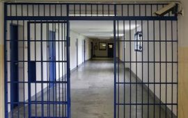 Detenuto mangia pezzi di neon al carcere di Uta: portato in ospedale, semina il panico