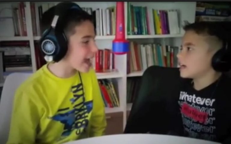 (VIDEO) Musica contro il Coronavirus: cinque piccoli cantanti di Baunei intonano “Stiamo in casa”