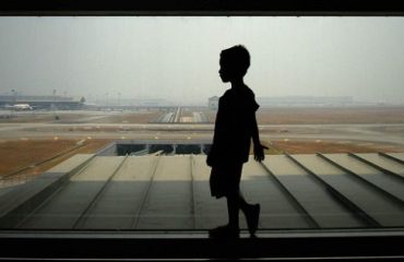 bambino in aeroporto
