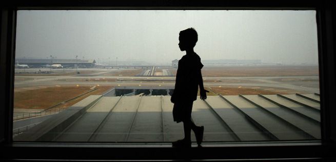 bambino in aeroporto