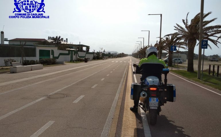 Cagliari, ubriaco parcheggia l’auto in spiaggia, poi scappa dalla Polizia e si schianta su un palo