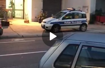 Un'auto della Polizia Locale ricorda a tutti le norme contro il Coronavirus