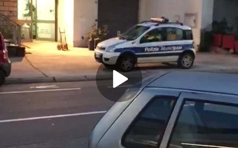 Un'auto della Polizia Locale ricorda a tutti le norme contro il Coronavirus