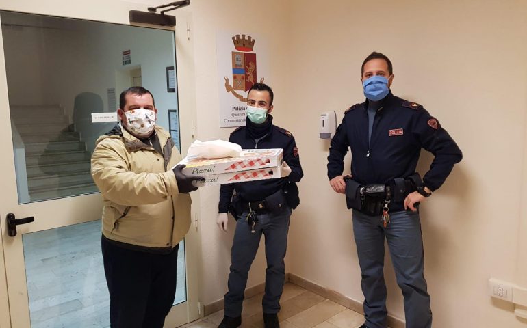 Pizze in dono ai poliziotti di Iglesias: la riconoscenza verso il lavoro degli agenti